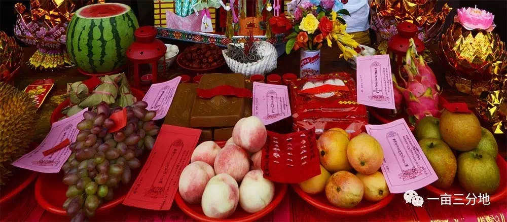 七月七祭拜时的供祭品有三牲(五牲),五果,六菜,四福食等