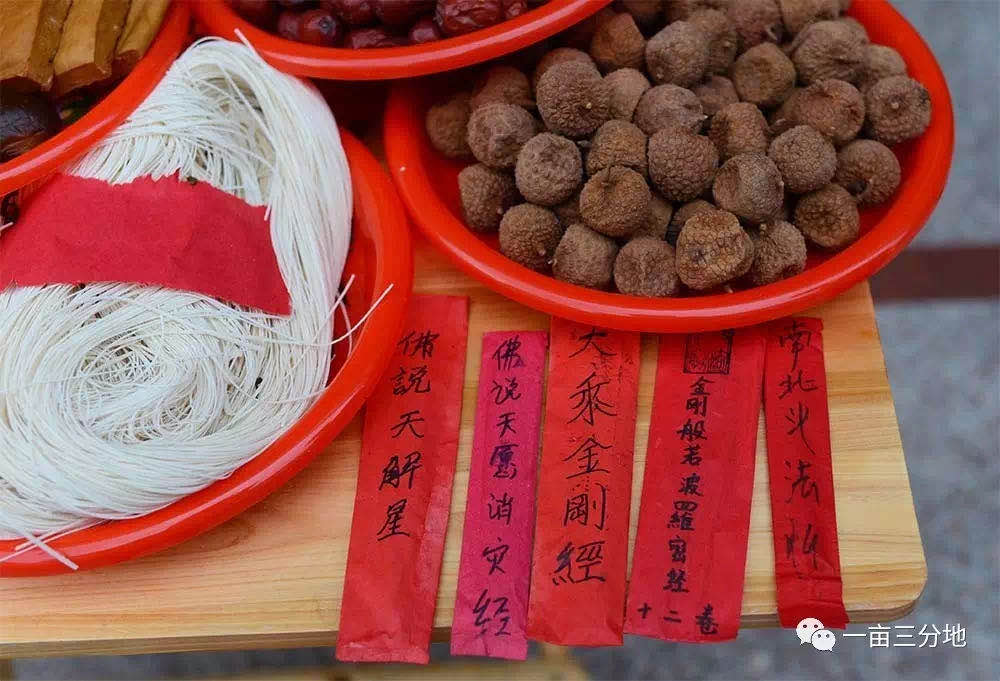 七月七祭拜时的供祭品有三牲(五牲),五果,六菜,四福食等.